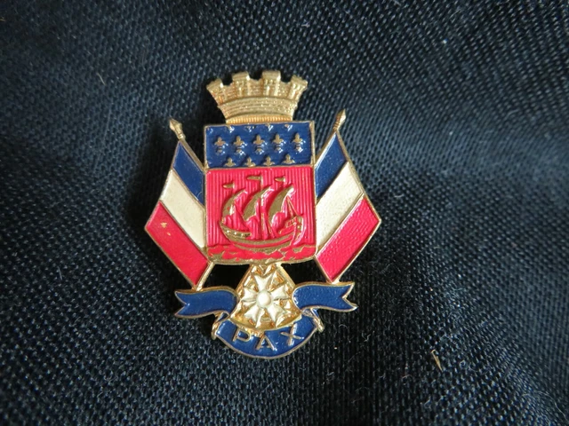 Insigne émaillé Vintage Association Des Voyageurs Paris – Honneur Patrie Fraternité