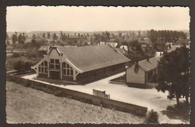 DORNES (58) HALLE de Marché en vue aérienne rapprochée
