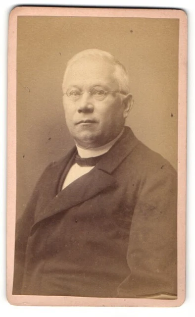 Fotografie unbekannter Fotograf und Ort, Herr mit weißen Haaren trägt Brille un