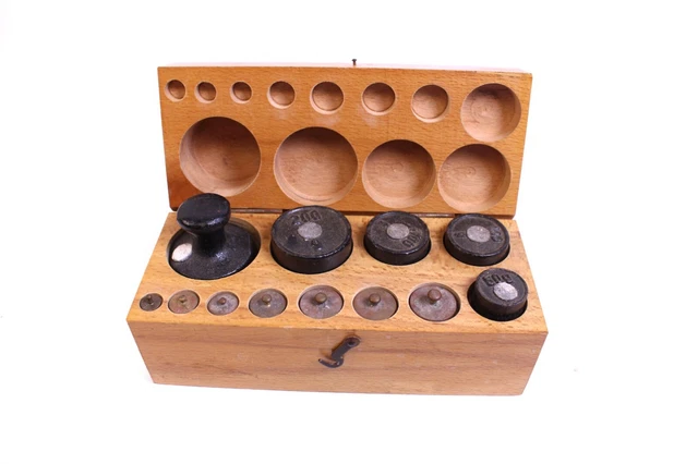 12 alte Gewichte 1g - 500 g Messing Stahl mit DDR Gewichtesatz Holzetui