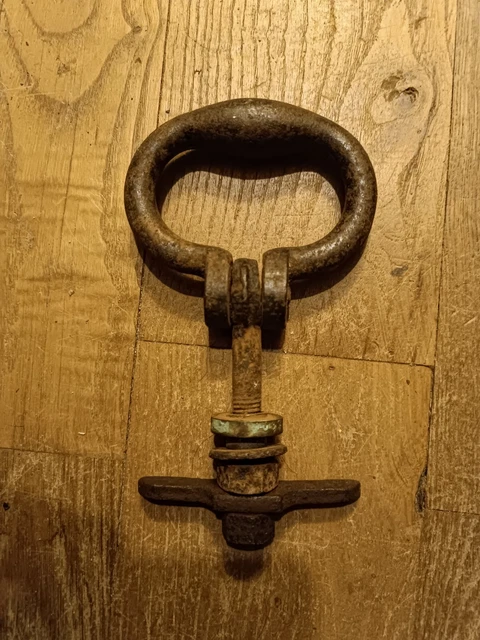 Ancien marteau, heurtoir de porte, porte ancienne serrurerie
