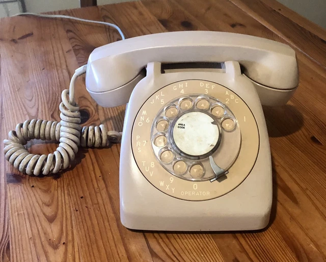 VINTAGE BEIGE LIGHT TAN ROTARY DIAL DESK TOP TELEPHONE  WITH PLUG Works