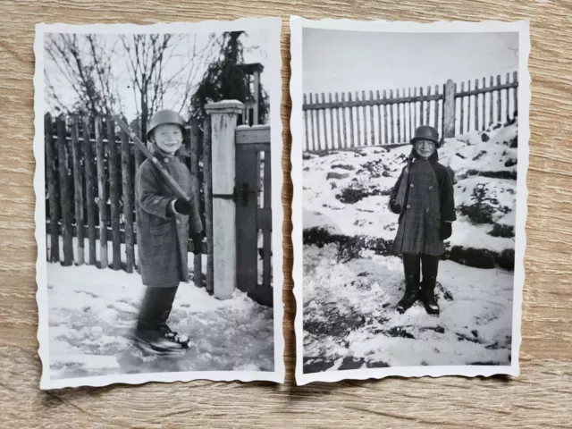 2 xorig. Foto 2 WK Wehrmacht Kind mit Stahlhelm und Gewehr.