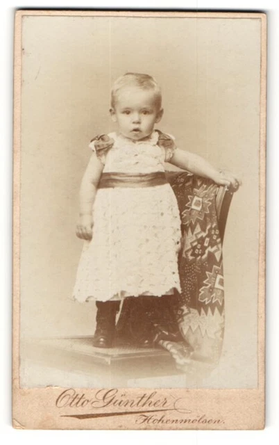 Fotografie Otto Günther, Hohenmölsen, Portrait niedliches Kleinkind mit Stiefel