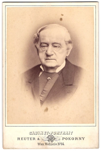 Fotografie Reuter & Pokorny, Wien, Wollzeile 34, Älterer Herr im Anzug mit Kraw