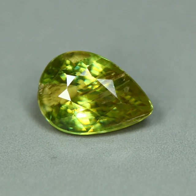 Pierre Naturelle Sphène Verte 2.54 Carats, Taille Ronde - Qualité Très Bonne, Origine Russie