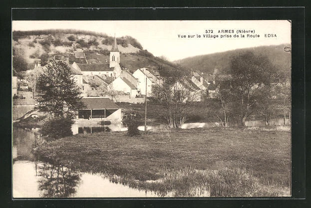CPA Armes, Vue sur le Village prise de la Route