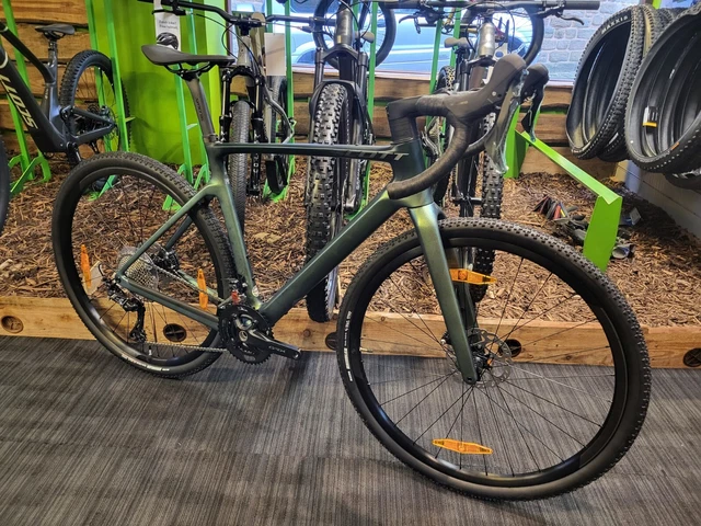 2023 SCOTT ADDICT Gravel 30 GRX Carbon Gravel Bike in Green Medium