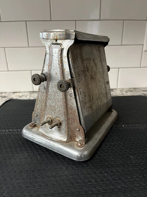 Vintage Universal Toaster As Is Not Working. Neat Display Piece..