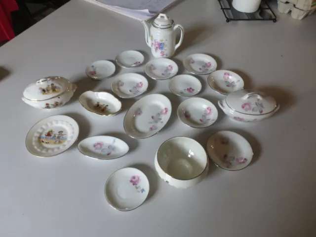 gros Lot Ancienne Dînette Poupées  en porcelaine plusieurs décors 18 pièces