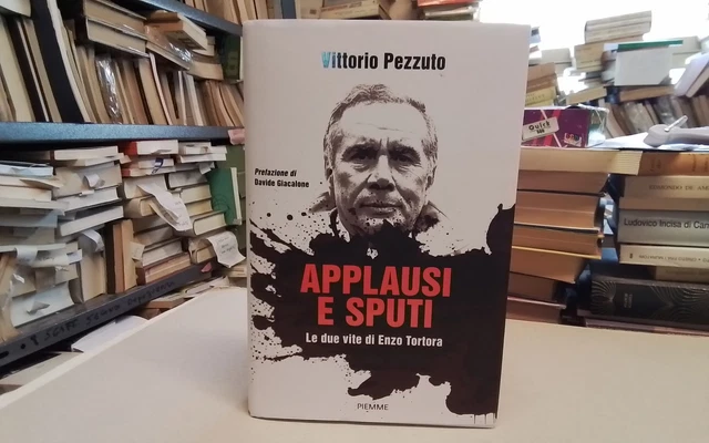 Applausi e sputi. Le due vite di Enzo Tortora. Nuova ediz., V. Pezzuto, 6l26 Applausi e sputi. Le due vite di Enzo Tortora. Nuova ediz., V. Pezzuto, 6l26