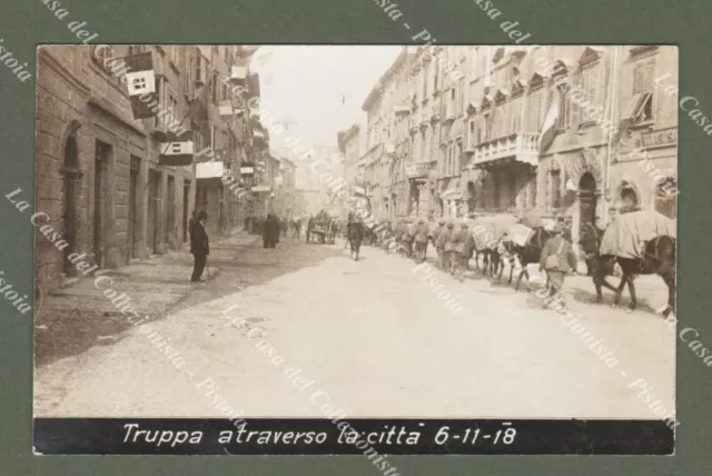 TRIESTE. 6.11.1918. Truppa a traverso la città. Cartolina d'epoca fotografica