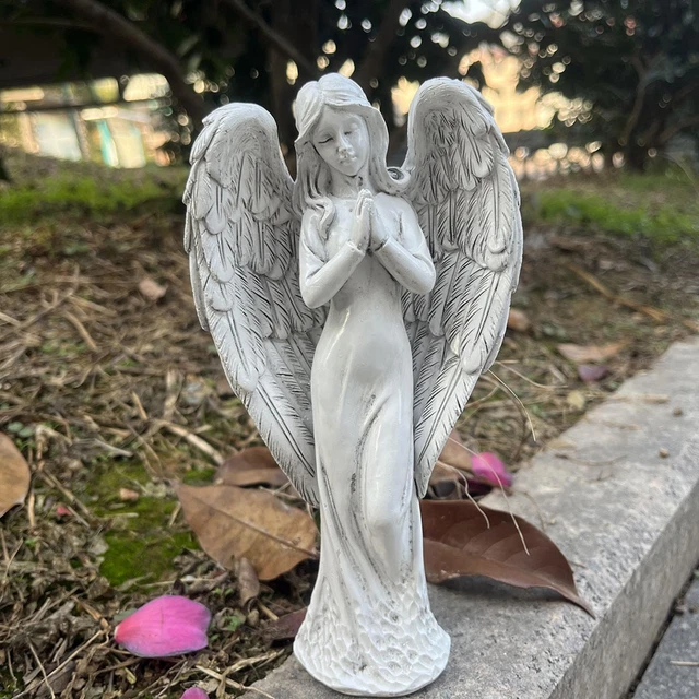 Paire de bas-reliefs en bois sculpté Anges. Début XVIIe si