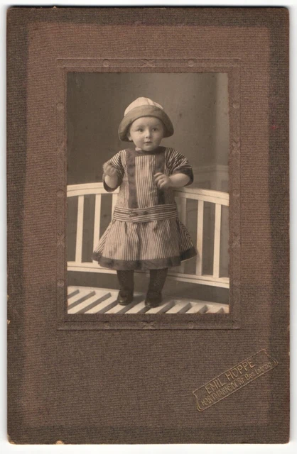 Fotografie Emil Hoppe, Hartmannsdorf, Baby mit Mütze im Kleid CDV /Kabinett-Foto