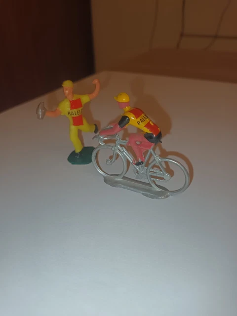 Lot De Petits Jouets Anciens - Cyclistes, Chevaux, Soldats, Chiens... En Plastique - Occasion