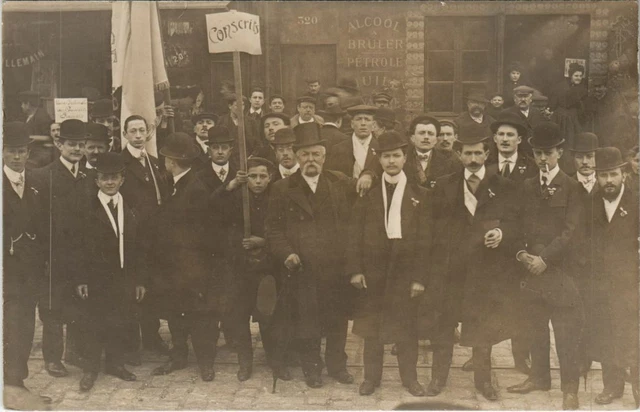 CPA photo card PARIS 14th Montreuil men in the street (16989)