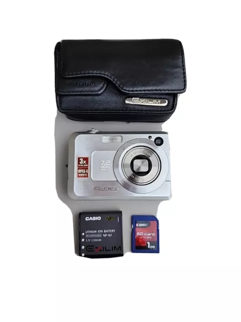 Casio EXILIM ZOOM EX-Z750  7.2MP Digital Camera w/accessories Silver *READ*