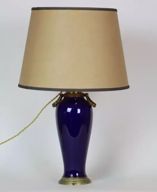 SEVRES Lampe en porcelaine émaillée bleu nuit, monture en bronze doré Signée