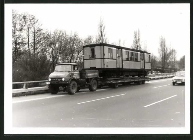 Fotografie Lastwagen Mercedes Benz Unimog, LKW Tieflader Transportiert U-Bahn T