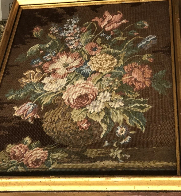 Jarrón floral enmarcado vintage Needlepoint surtido flora sobre chocolate bkgrd Gold Fr