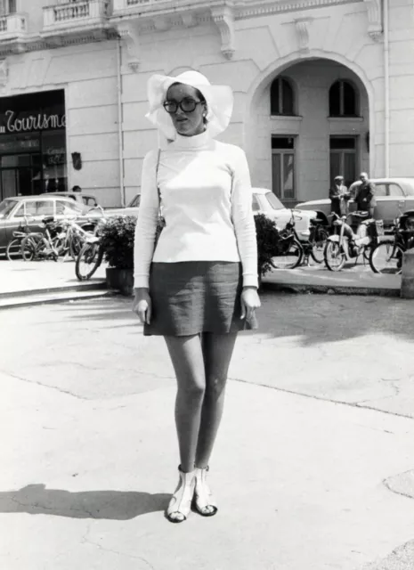 Foto vintage Cannes, donna in minigonna, 1967, stampa 24x18 cm, Farabola