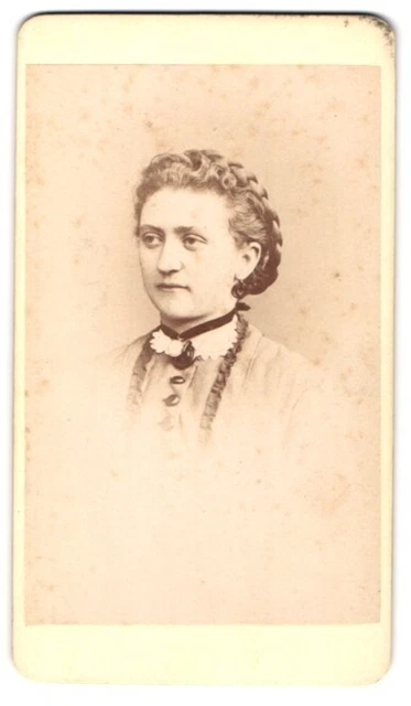 Fotografie F. Steiner, Innsbruck, Junge Dame mit Brosche am Kragen