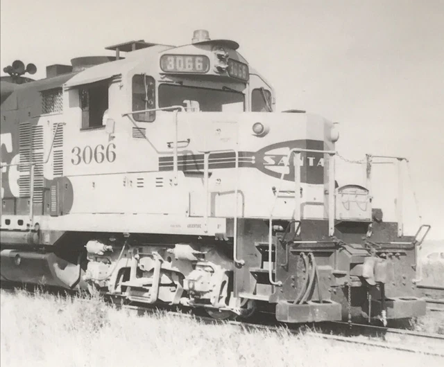 Atchison Topeka & Santa Fe Railway Railroad ATSF #3066 GP20u Electromotive Photo