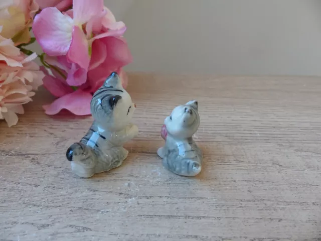 Paire de chats joueurs en porcelaine, ensemble chatons miniatures Vintage 2