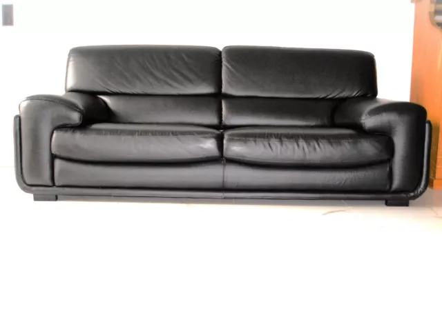 Sofa aus Leder (schwarz); 2,20 x 0,95 x 0,85; sehr guter Zustand; keine Kratzer;