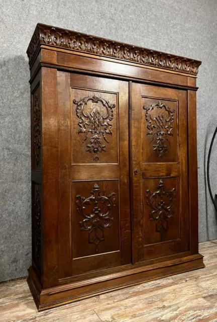 Superbe armoire Renaissance en chêne sculpté vers 1850