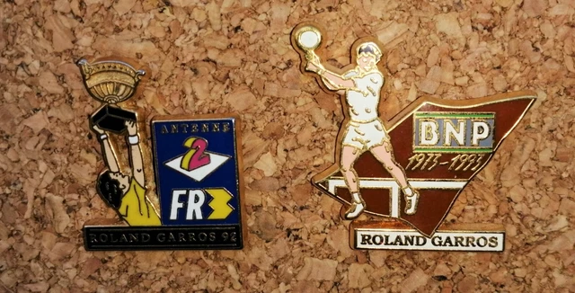 Lot de 2 pin's Roland Garros Arthus Bertrand AB et Decat