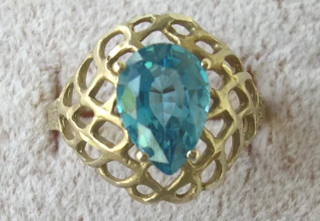 Vintage Ladies 10K  Yellow Gold & 7 ct Blue Topaz Cocktail  Ring size 8