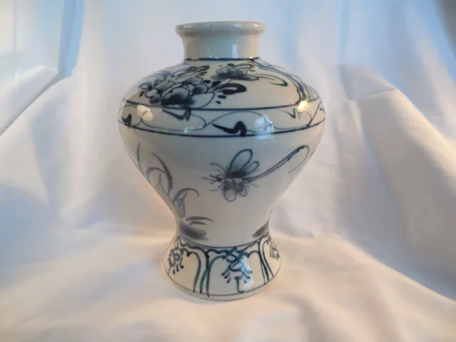 Blue white porcelain vase,  floral design 6 1/4"