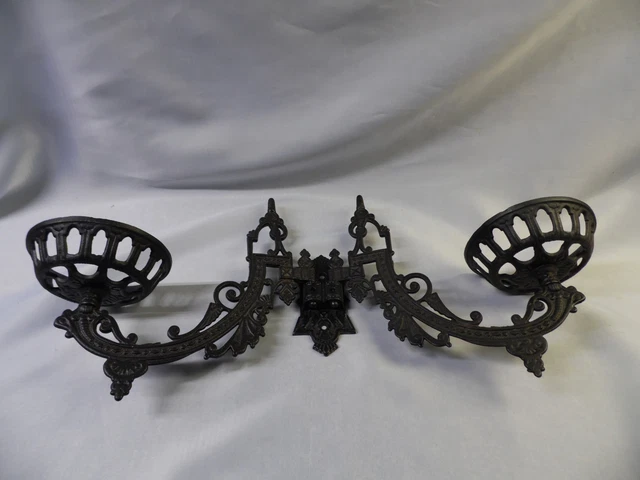 VTG. ORNATE CAST IRON DOUBLE OIL LAMP SWING ARM HOLDERS w/ WALL MOUNT BRACKET !