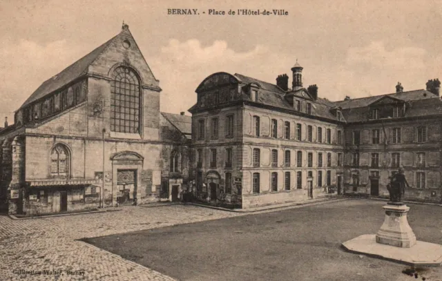 CPA 27 - BERNAY (Eure) - Place de l'Hôtel de Ville