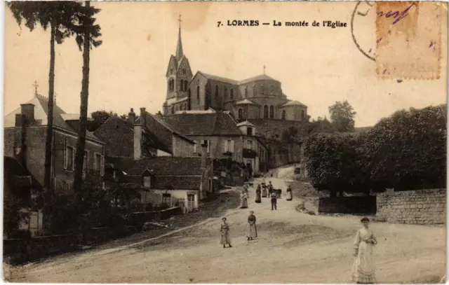 CPA LORMES La montée de l'Église Nievre (100597)