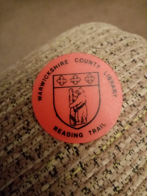 Warwickshire County Council reading trail pin badge l2