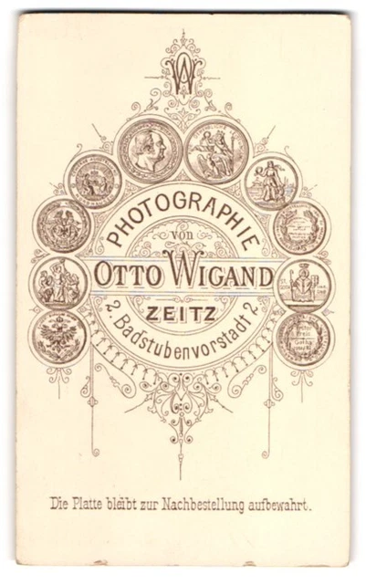 Fotografie Otto Wigand, Zeitz, Badstubenvorstadt 2, Monogramm über Medaillen