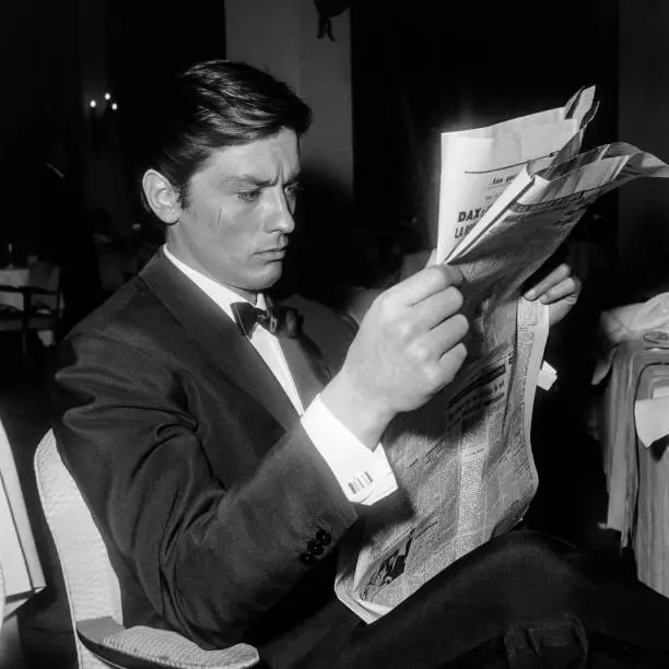 ALAIN DELON READING a newspaper on the set of the film 'Melodie en- Old ...