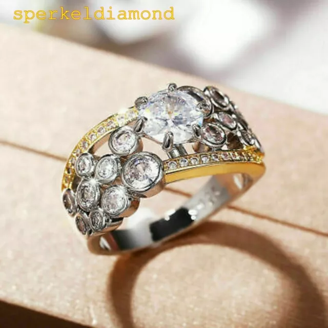 Magnifique bague de fiançailles sertie de diamants simulés en plaqué or...