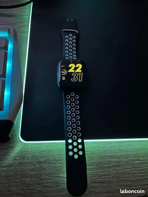 Apple Watch SE (2022) 44mm 2 Bracelets comme neuf 