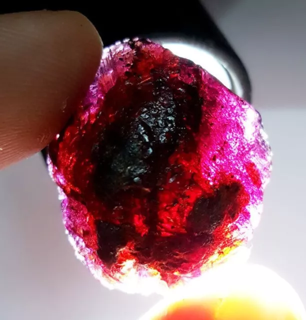 Grenat rhodolite brut naturel du Brésil - 58,27 carats avec certificat.