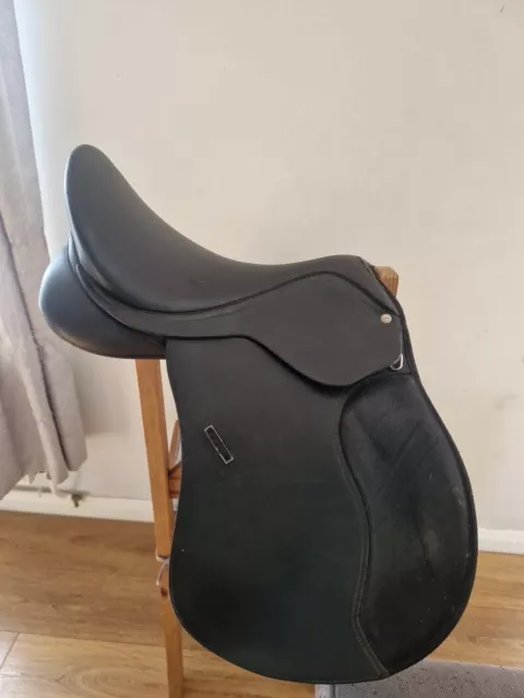 Wintec Saddle 500- New Shape- Wide Red Gullet Fitted. Good Starter Saddle