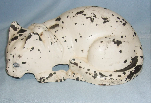***Vintage / Antique Unmarked Cast Iron Reclining Cat Doorstop In White Paint*** ***Vintage / Antique Unmarked Cast Iron Reclining Cat Doorstop In White Paint***