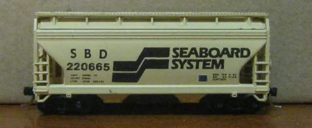 N Scale Atlas Two Bay Covered Hopper Seaboard System SBD 220665 M/T's Trucks