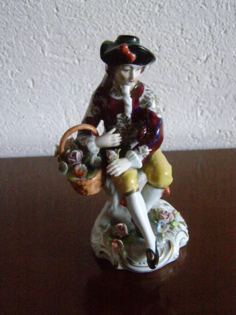 Ravissante Figurine Porcelaine Saxe (Sitzendorf)  Homme Assis Au Panier De Fleur
