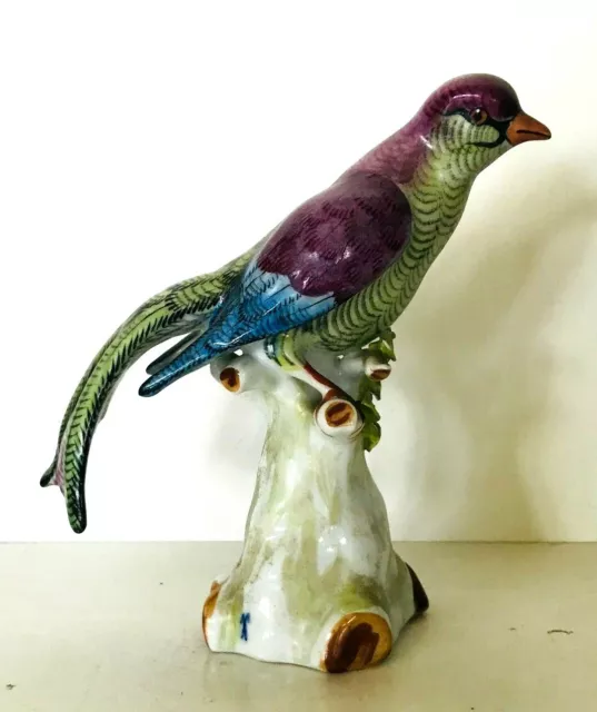 oiseau en porcelaine polychrome portant marque de fabriquant . XX siècle.