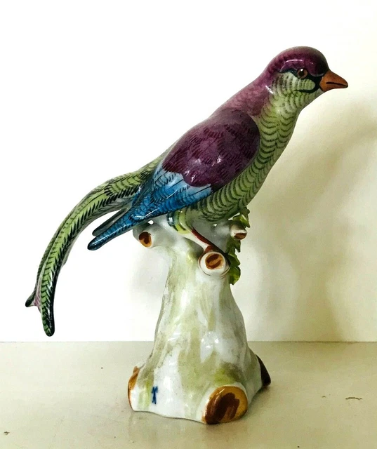 oiseau en porcelaine polychrome portant marque de fabriquant . XX siècle.