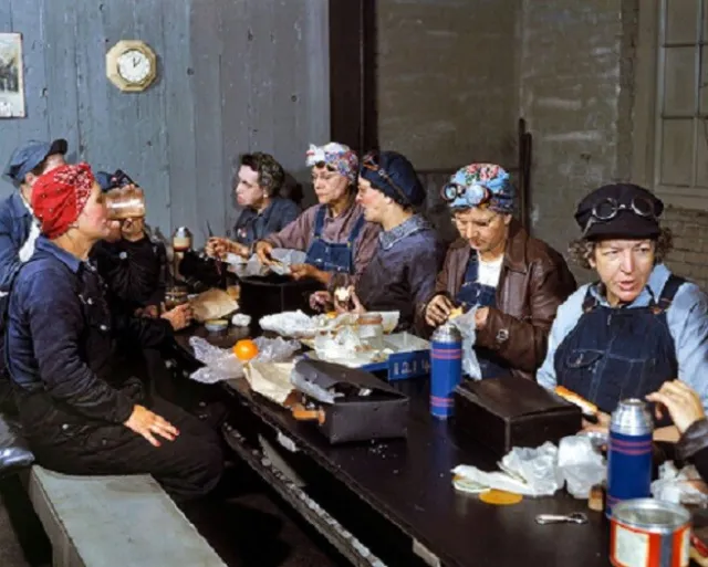 Female Workers Chicago & North Western Railroad 1943 8x10 WW2 WWII Photo 924