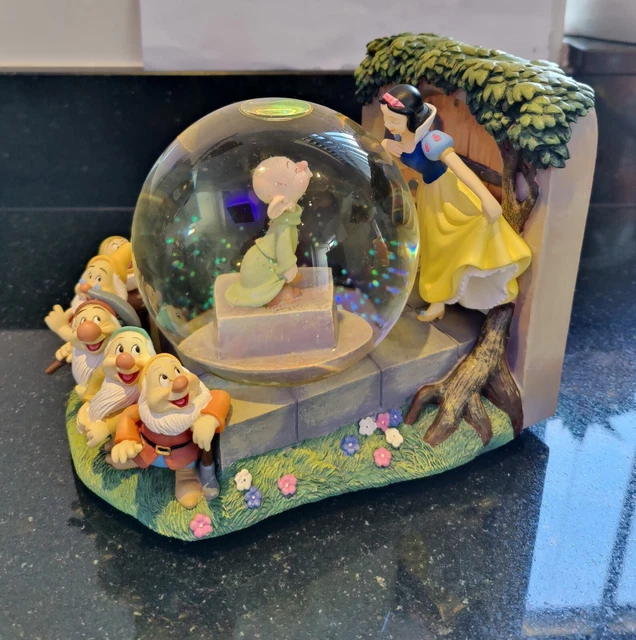 DISNEY SNOW WHITE And The Seven Dwarves Snow Globe £50.00 PicClick UK